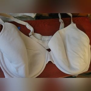 Voctoria's Secret bra. Lined. White. 40D